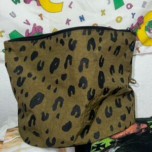 BAGGU Large Go Pouch Older 2010ish Leopard Print Large Zippered Go Pouch